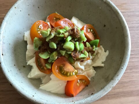 くずし豆腐とミニトマトのずんだドレッシングサラダ